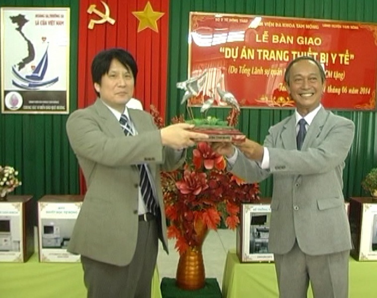 Bác sĩ Hiếu Nhân trao quà tặng cho Tổng lãnh sự quán Nhật Bản