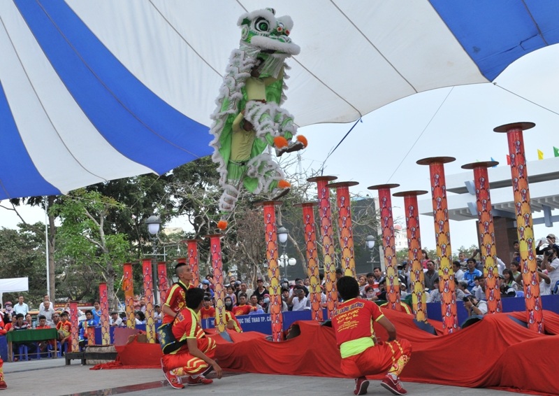 Tưng bừng lễ hội lân sư rồng toàn quốc… Cần Thơ "thắng trận" - 8 Những phần lân chạy trên cột cao, khán giả không ngớt tiếng vỗ tay cổ vỗ