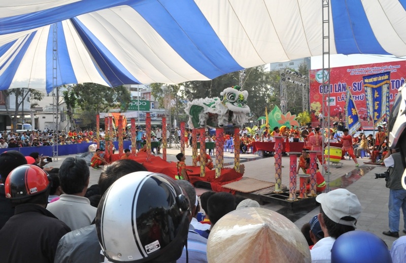 Tưng bừng lễ hội lân sư rồng toàn quốc… Cần Thơ "thắng trận" - 7 Phần múa lân rất đông người dân đến xem