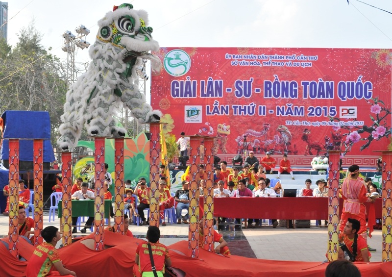 Tưng bừng lễ hội lân sư rồng toàn quốc… Cần Thơ "thắng trận" - 6 Một chú Lân làm duyên