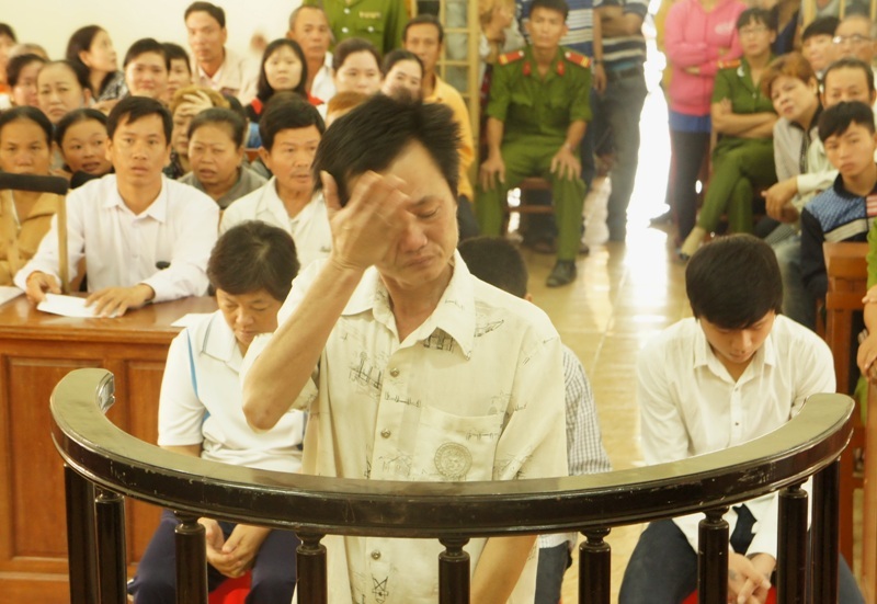 Tại phiên tòa bị cáo Vũ khóc rất nhiều về hành vi vượt ẩu của mình