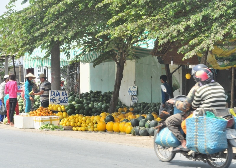 Mua nhanh, bán gấp ngày cuối năm - 4 Dưa hấu do trúng mùa nên năm nay dù tết đã cận kề nhưng trên phố vẫn còn ngồn ngộn dưa hấu