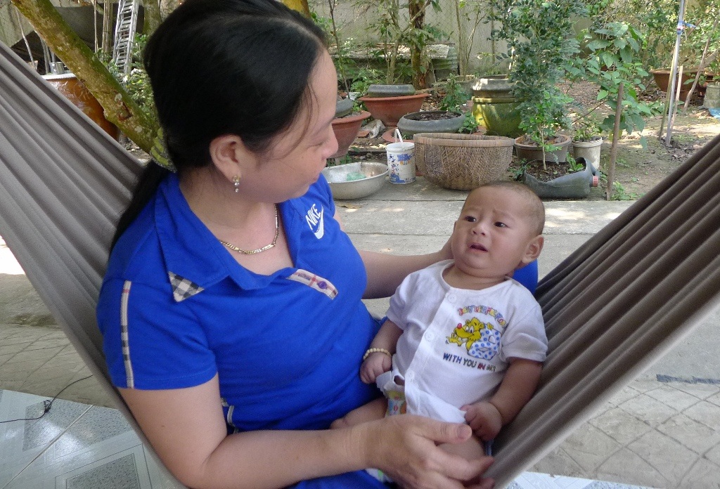 Hiện nay bé Quốc Huy đã biết lật