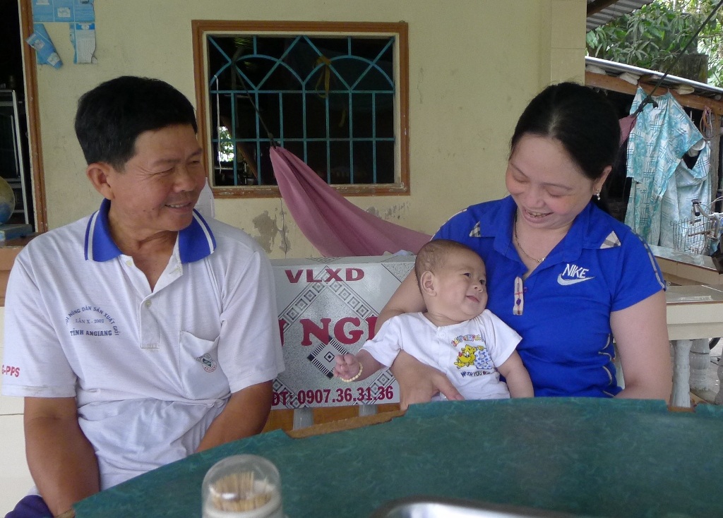 Hiện bé Huy đang được ông bà ngoại và các dì chăm sóc rất tốt