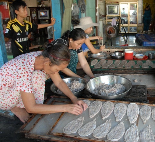 Sản vật "độc" miền Tây đắt hàng, tăng giá cận Tết - 8 Trung bình 4 kg cá lóc tươi cho ra 1 kg khô