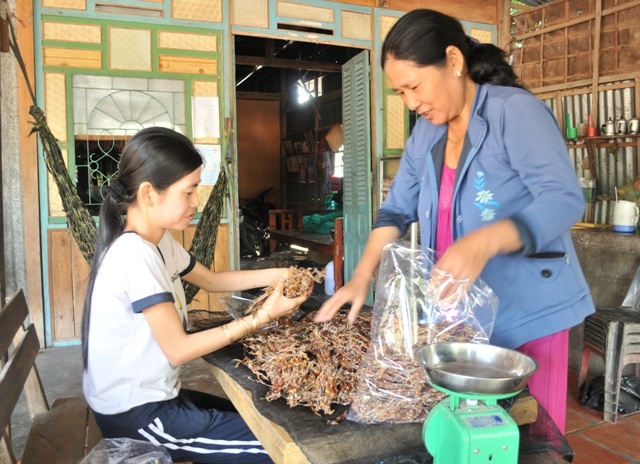 Sản vật "độc" miền Tây đắt hàng, tăng giá cận Tết - 12 Trung bình 4 kg cá lóc tươi cho ra 1 kg khô