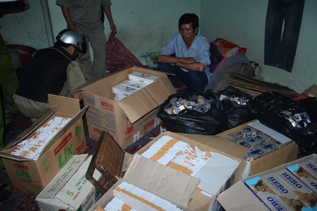 Bắt điểm sản xuất thuốc lá ngoại giả cực lớn ở miền Tây