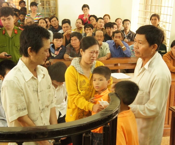 Tại phiên tòa bị cáo Vũ khóc rất nhiều về hành vi vượt ẩu của mình