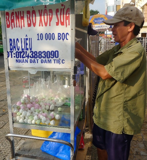 Ban đầu anh Chương dùng bánh bò của cháu để nuôi đàn chim câu, chim sẻ