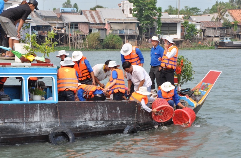 Thả hơn 20 tấn cá bản địa về sông Tiền - 1 Ngay sau lễ phát động, BTC thả hơn 20.914kg cá giống và các thịt với hơn 836.520 về sông Tiền