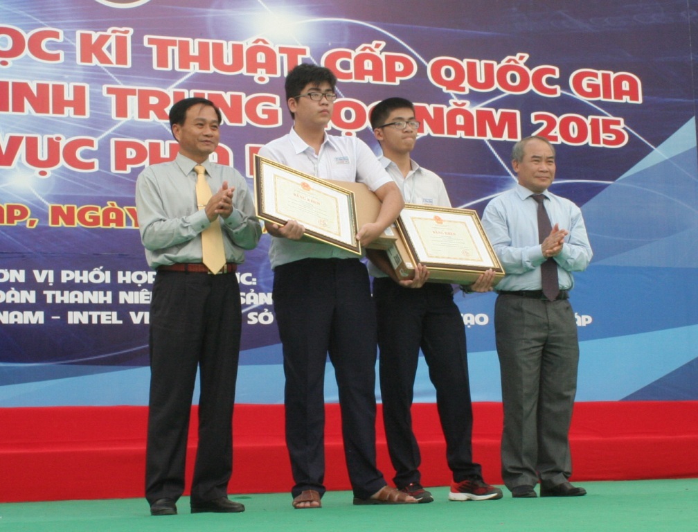 Dự án “Găng tay cho người khiếm thị” giành giải Nhất cuộc thi khoa học - 2 Dự án “Găng tay cho người khiếm thị” giành giải Nhất cuộc thi thi khoa học