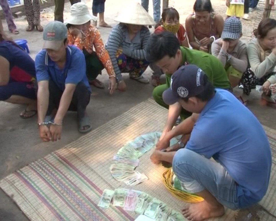 Bắt "sòng bạc" 13 đối tượng chủ yếu là phụ nữ - 1 13 con bạc bị bắt cơ quan chức năng bắt đa phần là phụ nữ