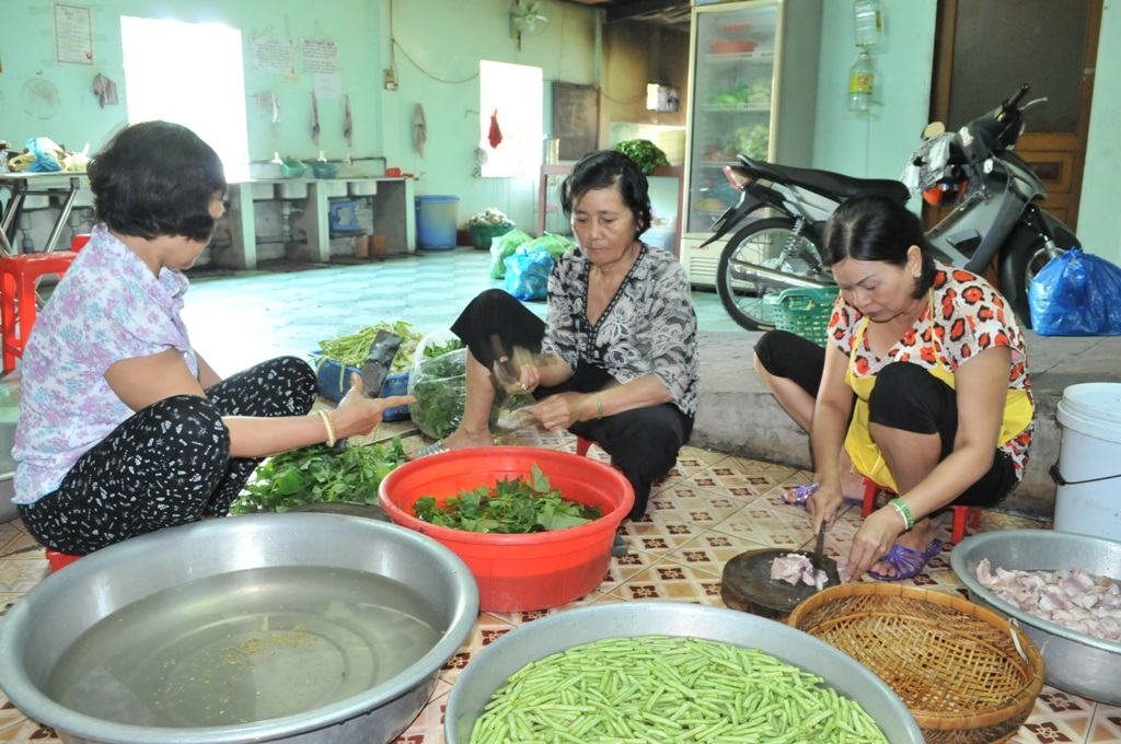 Giáo viên về hưu lập bếp ăn, giúp học trò nghèo no bụng - 1 Giáo viên về hưu lập bếp ăn, giúp học trò nghèo no bụng