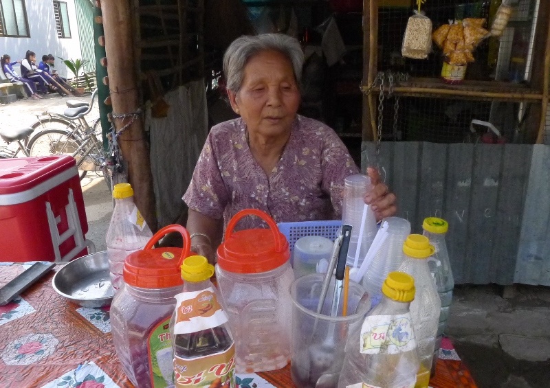 Cụ bà hơn 30 năm chèo đò đưa học sinh qua sông tìm chữ - 1 Cụ bà 87 tuổi 30 năm chèo đò đưa học sinh qua sông tìm chữ