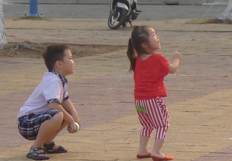 Bầu trời Cần Thơ rợp cánh diều bay - 4 Hai anh em cùng say mê thả diều