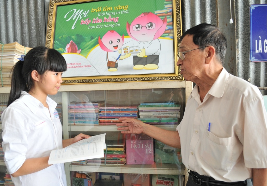 Giáo viên về hưu lập bếp ăn, giúp học trò nghèo no bụng - 4 Nếu tính đến nay tủ sách giáo khoa khuyến học của Hội Cựu giáo chức đã cấp