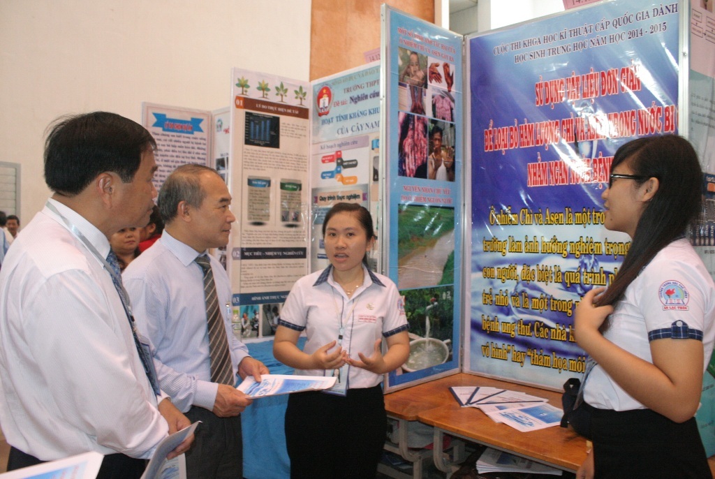 180 dự án tham gia tranh tài cuộc thi khoa học phía Nam - 2 Thứ trưởng Bộ GD-ĐT Nguyễn Vinh Hiển tham quan các gian hàng trưng bày tại hội thi