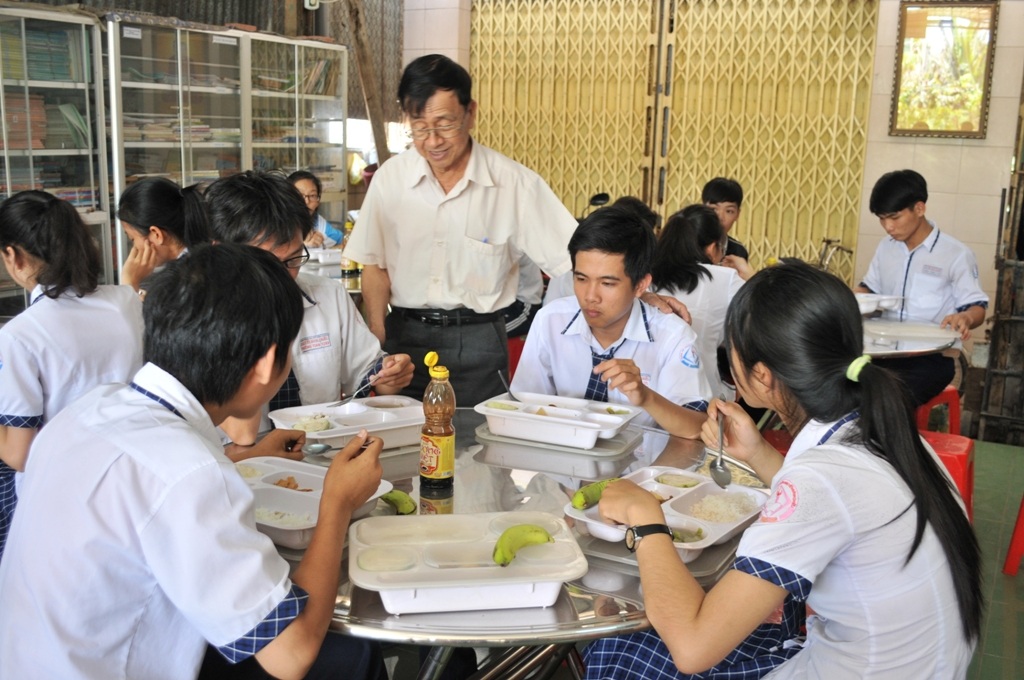 Giáo viên về hưu lập bếp ăn, giúp học trò nghèo no bụng - 2 Trong những bữa ăn, thầy Mốt hay đến hỏi thăm, trò chuyện cùng các em học sinh