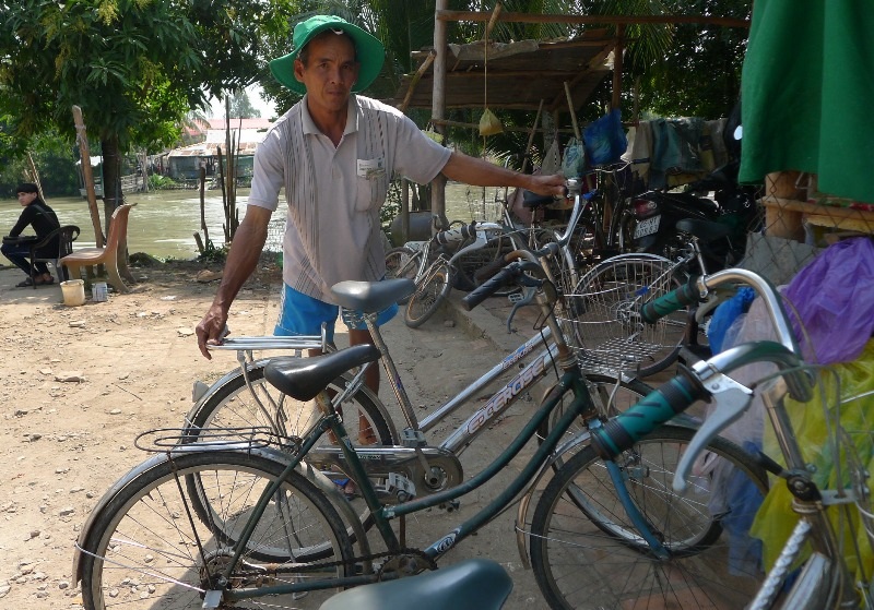 Cụ bà hơn 30 năm chèo đò đưa học sinh qua sông tìm chữ - 4 Những lúc rảnh rỗi, cụ Sáng ra bến đò kể chuyện cho các em học sinh nghe.