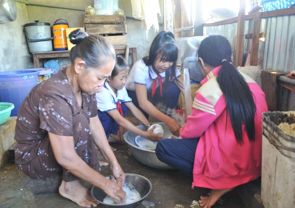 Chung tay lập bếp ăn miễn phí giúp học trò nghèo - 3 Sau buổi ăn trưa, nhiều nữ sinh ở lại phụ các cô rửa bát