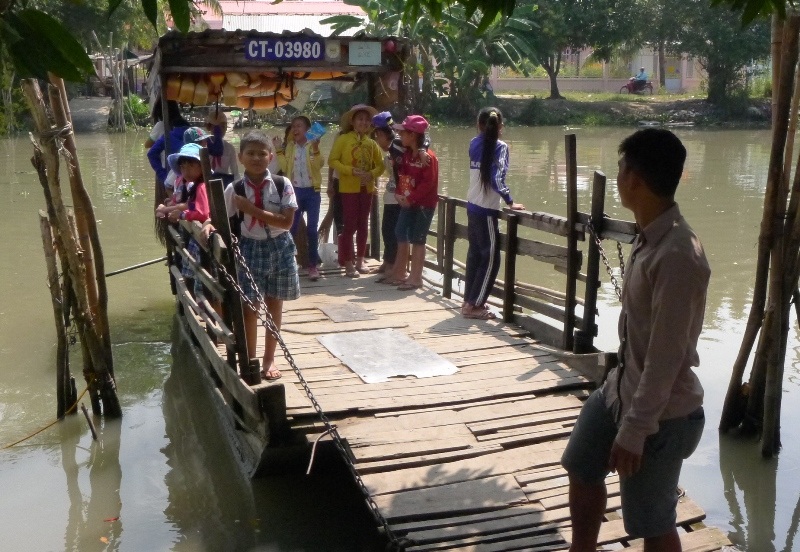 Cụ bà hơn 30 năm chèo đò đưa học sinh qua sông tìm chữ - 2 Cụ bà 87 tuổi 30 năm chèo đò đưa học sinh qua sông tìm chữ