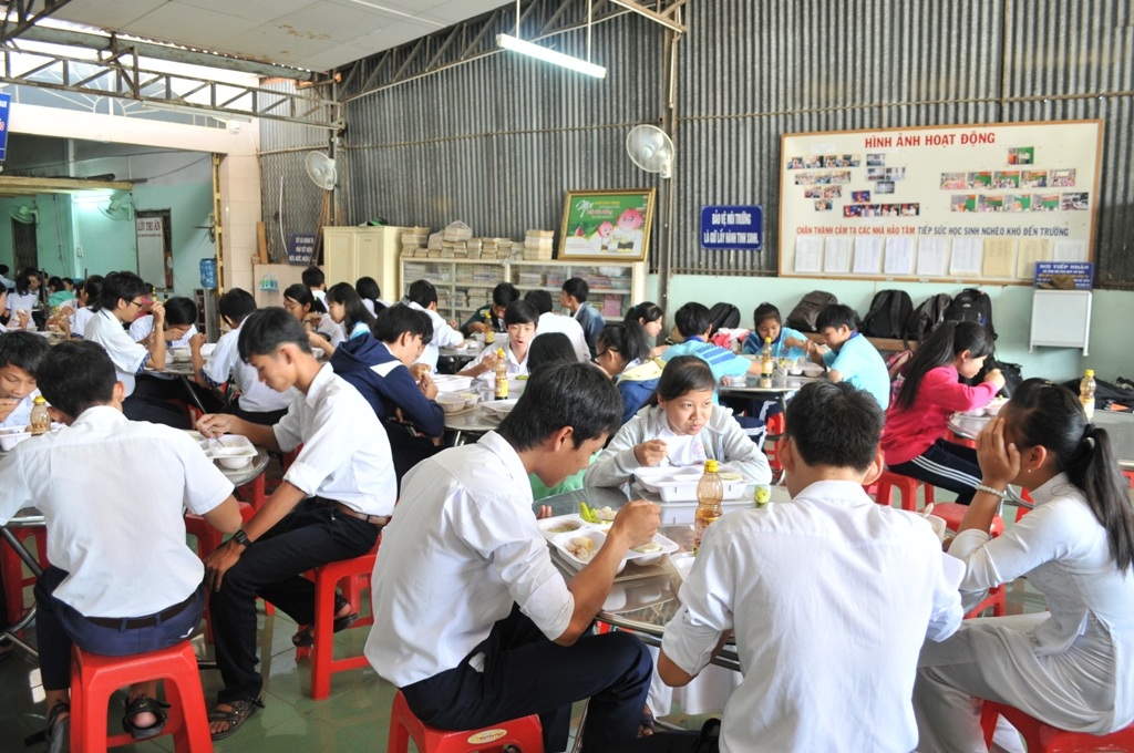 Giáo viên về hưu lập bếp ăn, giúp học trò nghèo no bụng - 3 Trong những bữa ăn, thầy Mốt hay đến hỏi thăm, trò chuyện cùng các em học sinh