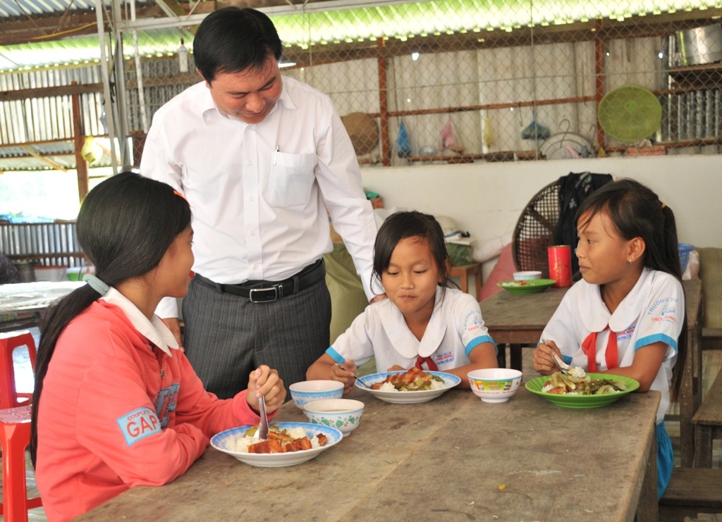 Chung tay lập bếp ăn miễn phí giúp học trò nghèo - 4 Sau buổi ăn trưa, nhiều nữ sinh ở lại phụ các cô rửa bát