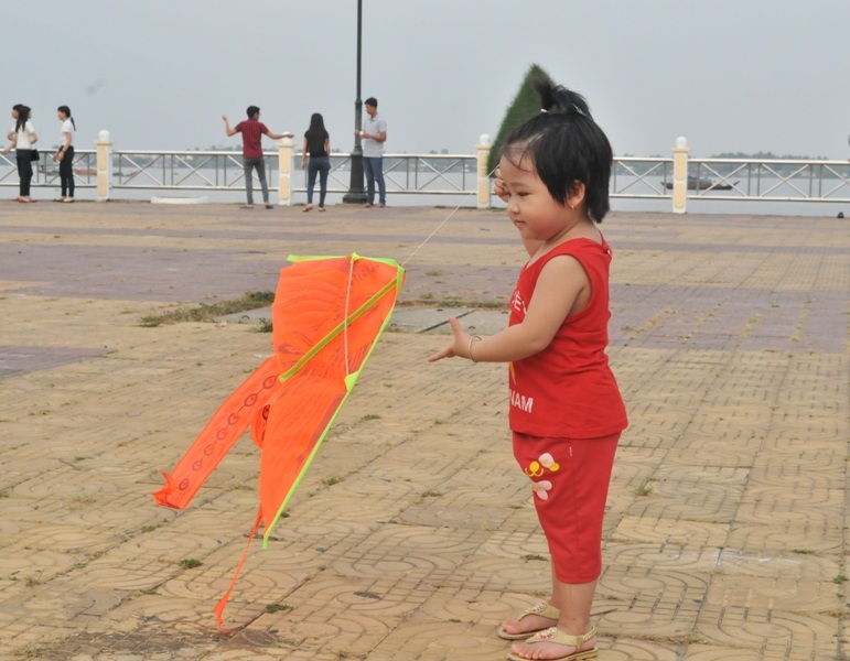 Bầu trời Cần Thơ rợp cánh diều bay - 3 Tại Công viên sông Hậu nhiều nhóc tì 3 -5 tuổi đã tập tành thả diều
