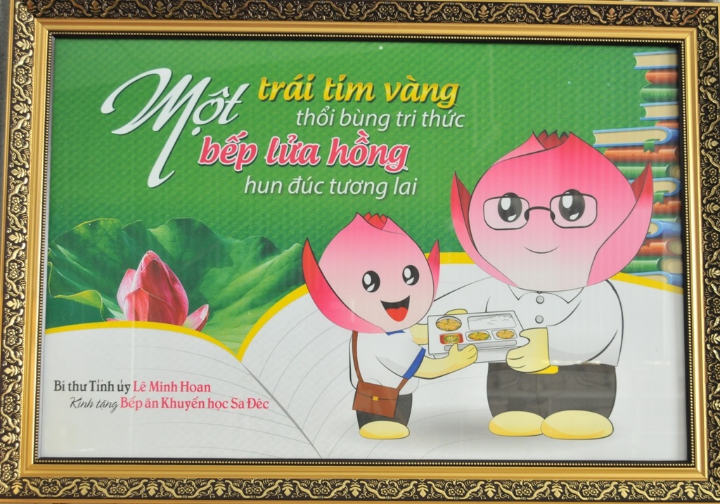 Giáo viên về hưu lập bếp ăn, giúp học trò nghèo no bụng - 6 Khi ăn xong, các em tự vào rửa khay đựng cơm và xếp lên giá
