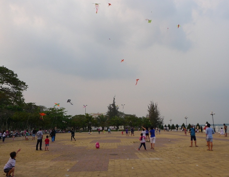 Bầu trời Cần Thơ rợp cánh diều bay - 5 Tại công viên sông Hậu vào mỗi buổi chiều thu hút hàng trăm lượt người đến xem và thả diều