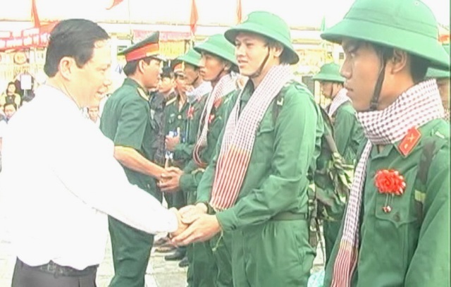 Đội mưa tiễn tân binh lên đường - 12 Động viên và tiễn các thanh niên về đơn vị thực hiện nghĩa vụ của người thanh niên Việt Nam