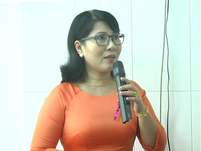 Cảm phục người phụ nữ “áo trắng” giỏi việc “làm dâu trăm họ” - 2 Nữ điều dưỡng Minh Nguyệt đang báo cáo đề tài khoa học tại Bệnh viện Đa khoa huyện Tam Nông