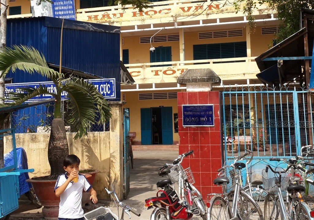 Nữ sinh lớp 8 bị bạn khóa cửa lớp, đánh dập môi - 1 Hiện phụ huynh nữ sinh bị bạn đánh đã làm giấy chuyển trường cho hai đứa con của mình