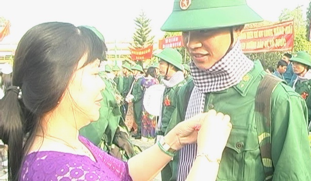 Đội mưa tiễn tân binh lên đường - 13 Đại diện Hội phụ nữ huyện đến cài hoa và động viên các thanh niên lên đường nhập ngũ