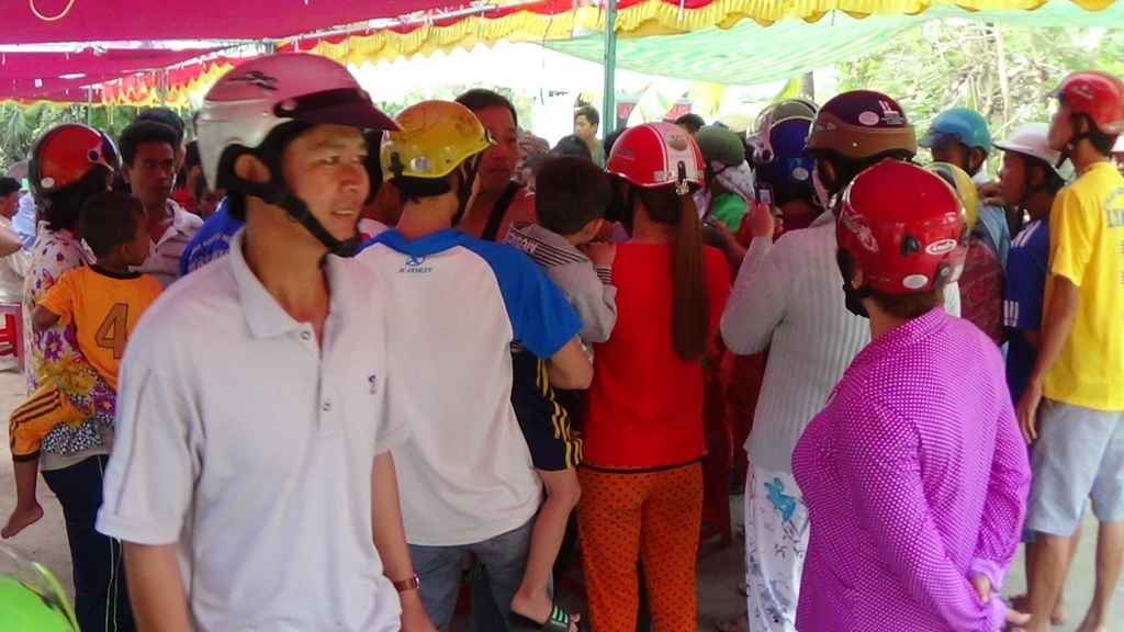 Hàng trăm người kéo nhau đi xem bê hai đầu - 3 Từ khi con bê 2 đầu được sinh ra, nhà anh Chau Chanh lúc nào cũng đông nghịt người.