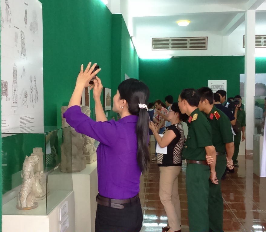 Hình tượng sư tử và nghê của Việt Nam ra mắt người dân Tây Đô - 11 Sau khai mạc có rất đông người dân, cán bộ đến xem.