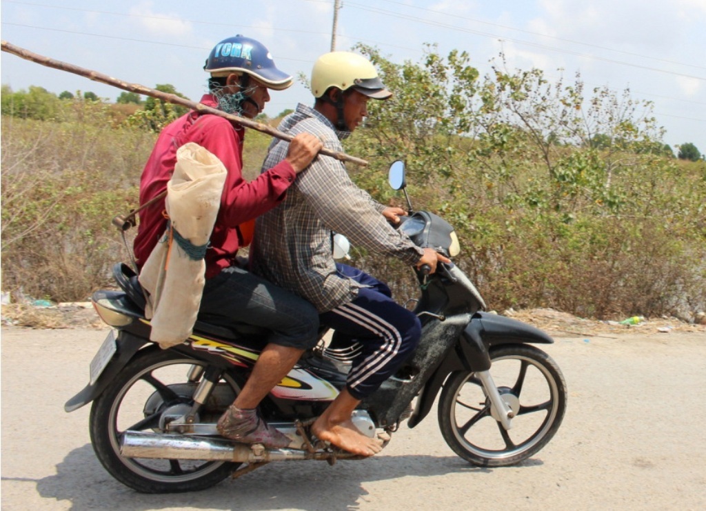 Sáng sớm các ngư dân bắt đầu đi cào trứng sò huyết
