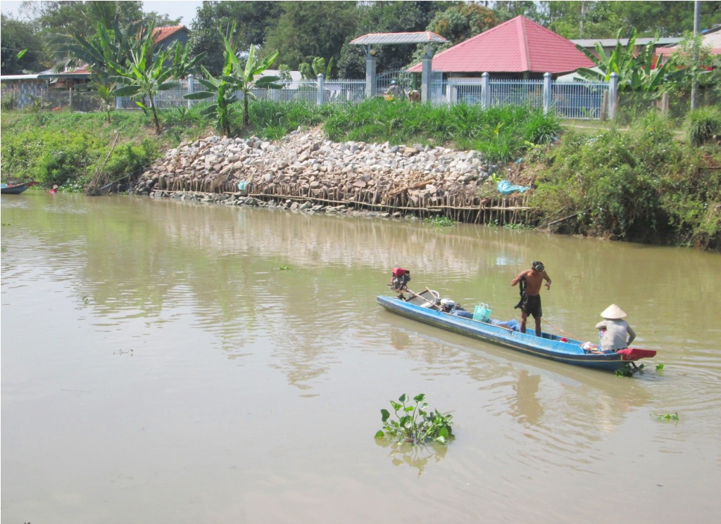 Người dân dùng những chiếc vỏ lãi như thế này để bơi ra sông tìm chỗ có hến, rẹm... cào