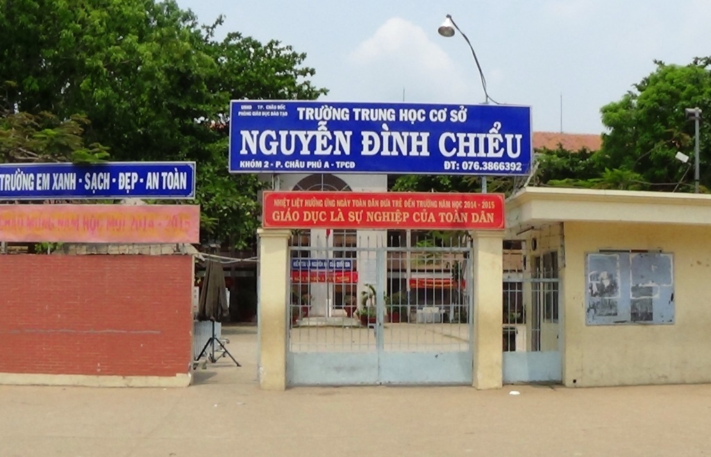 Một lớp trưởng bị bạn trùm áo… đánh đến chảy máu miệng - 1 Ngôi trường nơi em Bành Nguyệt Minh T. bị đánh nhiều tháng qua