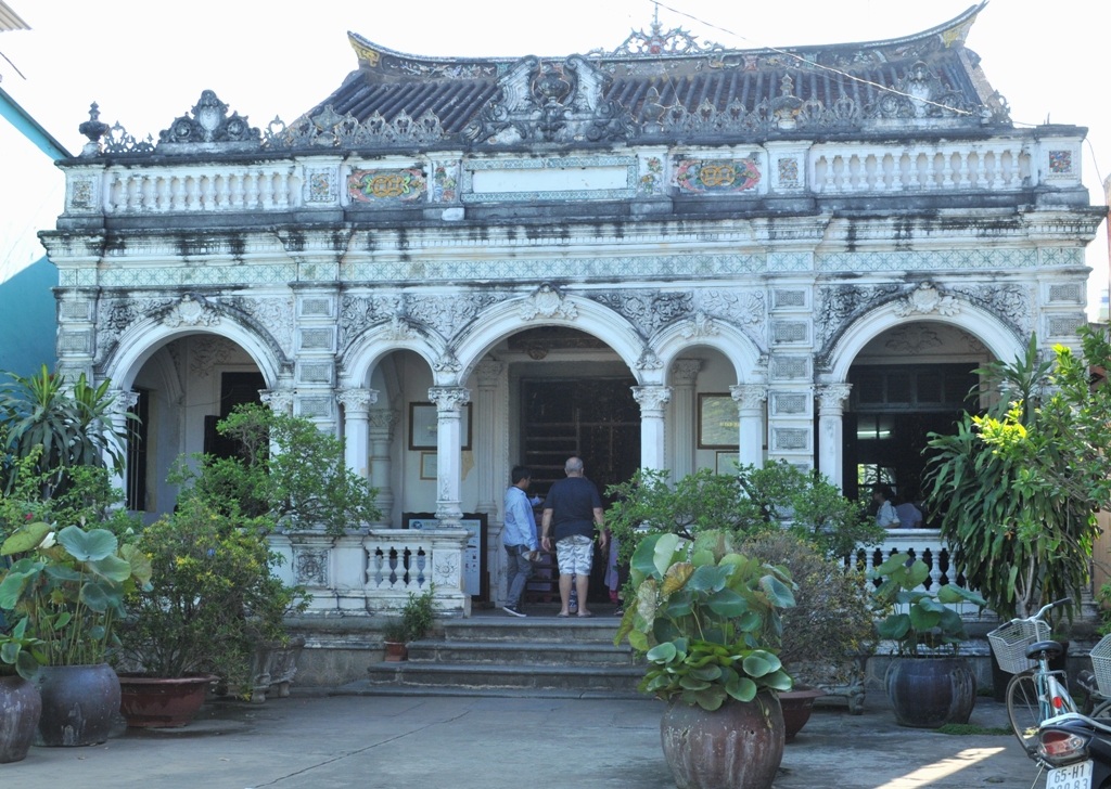 Đến thăm thành phố hoa, ghé qua nhà “Người tình” - 2 Bên ngoài du khách cử tưởng đây là một căn biệt thự của Pháp