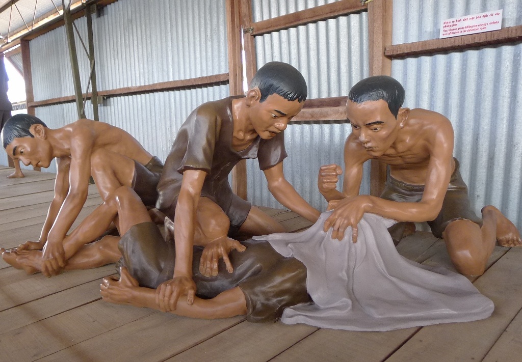 Rùng mình chứng kiến những màn tra tấn tàn ác ở nhà tù Phú Quốc - 19 Ngoài những màn tra tấn, ban đêm bọn cai ngục còn đưa người vào giết các tù nhân cách mạng