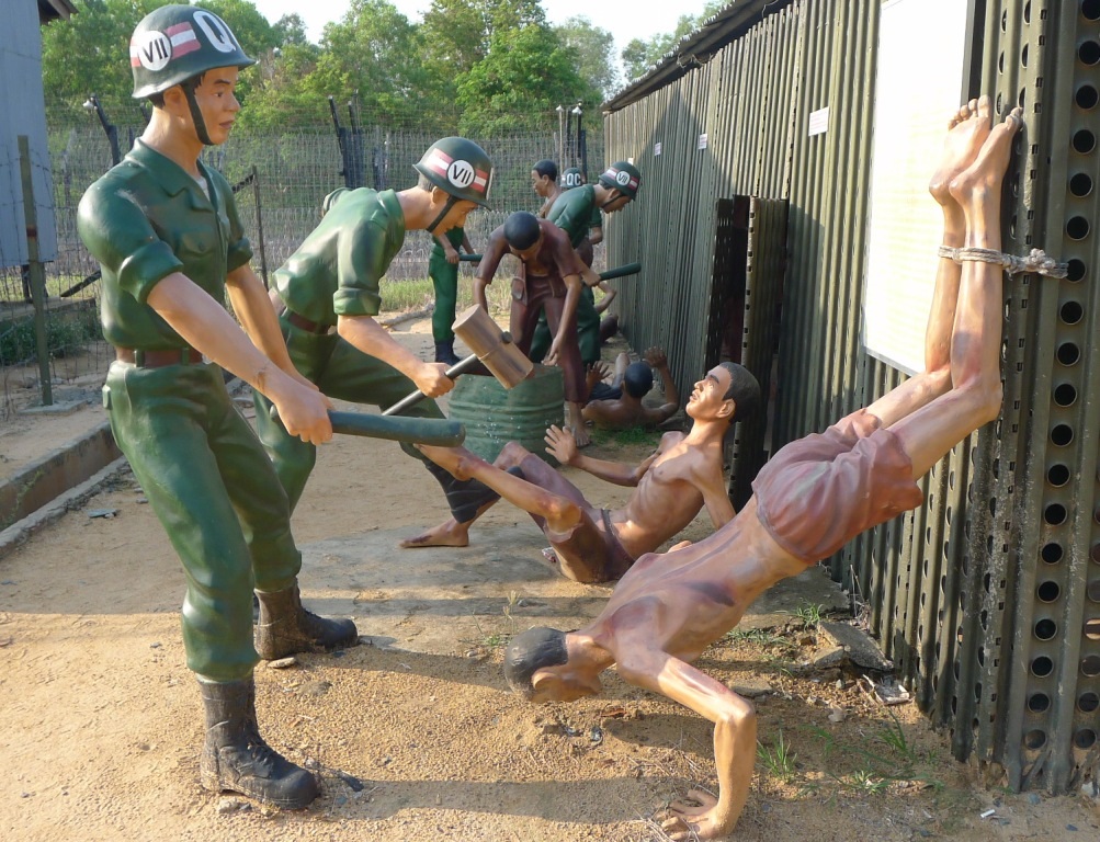 Rùng mình chứng kiến những màn tra tấn tàn ác ở nhà tù Phú Quốc - 3 Màn tra tấn đầu tiên dành cho các tù binh cách mạng khi mới đưa đến nhà tù