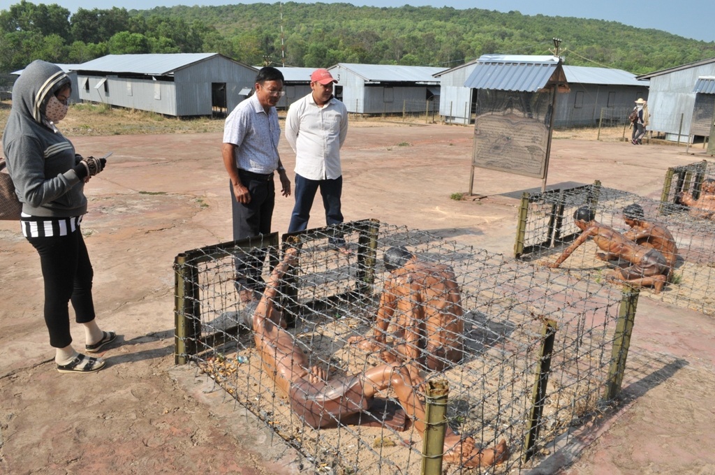Rùng mình chứng kiến những màn tra tấn tàn ác ở nhà tù Phú Quốc - 4 Tại nhà tù, bọn chúng lập nên nhiều chuồng cọp để nhốt các tù binh ngoài trời như thế này