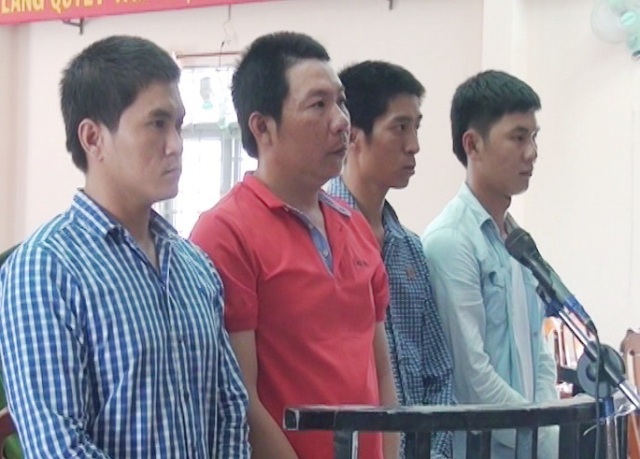 4 năm tù chia đều cho 4 bị cáo về hành vi chống người thi hành công vụ