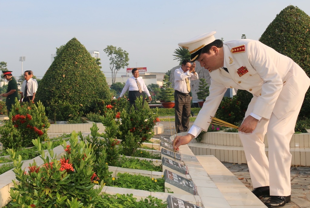 Đồng Tháp, An Giang long trọng kỷ niệm ngày giải phóng - 3 Đại tướng Trần Đại Quang thắp hương tưởng nhớ các anh hùng liệt sĩ.