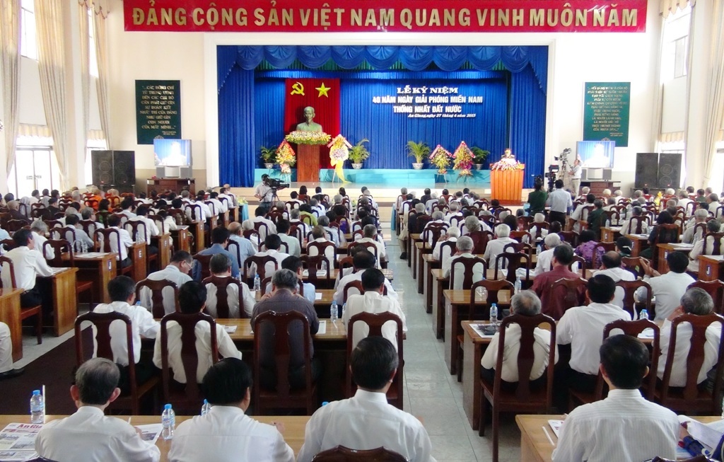 Đồng Tháp, An Giang long trọng kỷ niệm ngày giải phóng - 4 Đại tướng Trần Đại Quang thắp hương tưởng nhớ các anh hùng liệt sĩ.