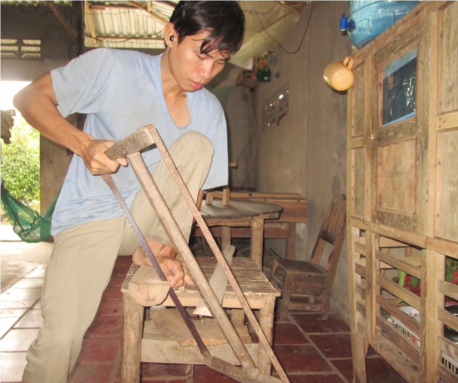 Ghế “biết đi”, giường 9 chân của 3 anh em khuyết tật - 1 Ghế “biết đi”, giường 9 chân của 3 anh em khuyết tật