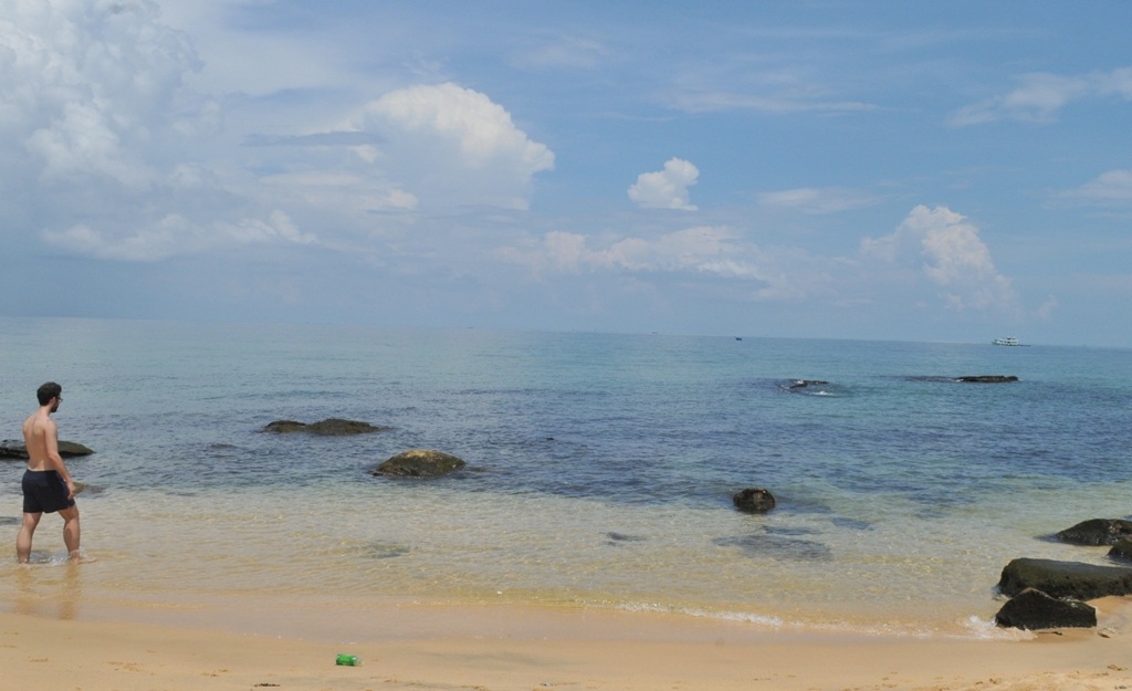 Chiêm ngưỡng những bãi biển hoang sơ hiếm hoi tại Phú Quốc - 2 Những bãi biển tự do sau những khu nghỉ dưỡng dọc theo đường Trần Hưng Đạo