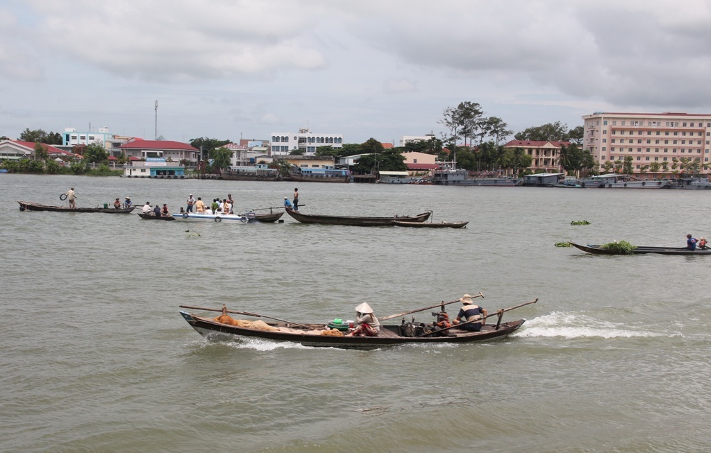 Vụ 3 mẹ con mất tích: Thi thể người mẹ trôi cách hiện trường 10km - 1 Cơ quan chức năng và người dân nỗ lực tìm kiếm thi thể cháu bé còn lại.