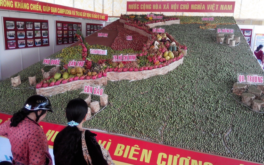 Ngắm bản đồ Việt Nam làm bằng... 2,6 tấn trái cây - 1 Tấm bản đồ Việt Nam được làm từ 2,643 tấn trái cây do Bộ Chỉ huy Quân sự TP Cần Thơ thực hiện